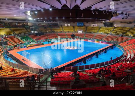 Bangkok, Thailand. April 2024. Allgemeine Ansicht des Hallenstadions Huamark während des AFC Futsal Asian Cup 2024 Gruppe A Spiels zwischen China und Vietnam. Endpunktzahl: China 0:1 Vietnam. Quelle: SOPA Images Limited/Alamy Live News Stockfoto