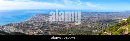 Panoramablick auf das Mittelmeer und Fuengirola, Andalusien, Malaga, Spanien Stockfoto