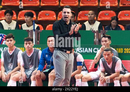 Bangkok, Thailand. April 2024. Diego Guistozzi Cheftrainer von Vietnam reagiert beim AFC Futsal Asian Cup 2024 Group A Spiel zwischen China und Vietnam im Indoor Stadium Huamark in Bangkok. Endpunktzahl: China 0:1 Vietnam. (Foto: Peerapon Boonyakiat/SOPA Images/SIPA USA) Credit: SIPA USA/Alamy Live News Stockfoto