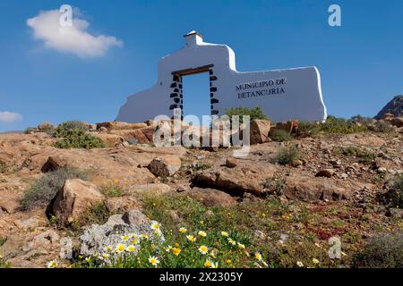 Betancuria, Villa Historica, weißes Tor an der Gemeindegrenze, Felsen, Fuerteventura, Kanarische Inseln, Spanien Stockfoto