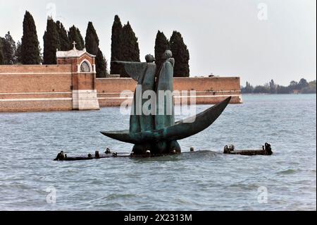 Das Bronzemonument für Dante, 2007, in einem Lastkahn stehend, zeigt Virgil auf die Friedhofsinsel San Michele, den russischen Bildhauer George Frangulyan, Venedig Stockfoto