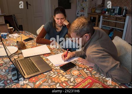 Vater mit seiner Tochter plant den Tag für morgen am Esstisch in Mecklenburg-Vorpommern Stockfoto