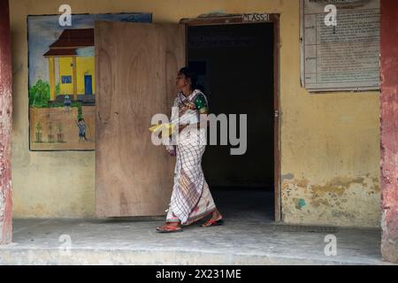 19. April 2024: BOKAKHAT, INDIEN – 19. APRIL: Die Wähler kehren nach der Wahl während der ersten Phase der indischen Parlamentswahlen am 19. April 2024 in Bokakhat, Assam, Indien, zurück. Fast eine Milliarde Indianer stimmen ab heute in sechswöchigen Parlamentswahlen für die Wahl einer neuen Regierung. (Kreditbild: © David Talukdar/ZUMA Press Wire/Alamy Live News) NUR REDAKTIONELLE VERWENDUNG! Nicht für kommerzielle ZWECKE! Stockfoto