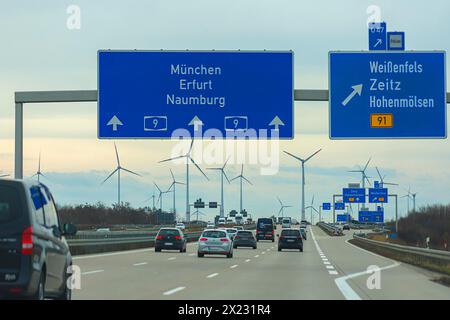 Windräder an der Autobahn A 9, Sachsen-Anhalt, Deutschland Stockfoto