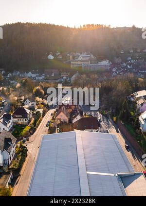 Das Drohnenbild zeigt eine Straße in einem Wohngebiet bei Sonnenuntergang in Calw, Schwarzwald, Deutschland Stockfoto
