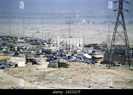 Erster Golfkrieg: 1. April 1991 zerstörte irakische Armee-Fahrzeuge entlang der „Todesstraße“ auf der Straße nach Basra, westlich von Kuwait City. Stockfoto