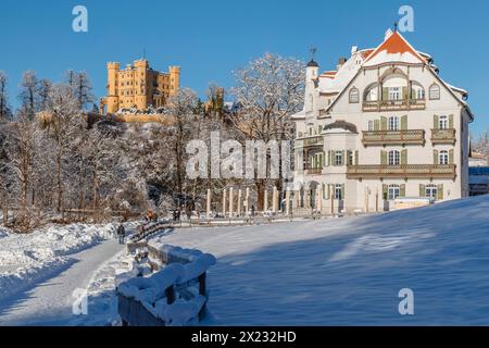 Schloss Hohenschwangau und Hotel Alpenrose am Alpsee, Schwangau, Ostallgaeu, Schwaben, Bayern, Deutschland, Schwangau, Ostallgaeu, Bayern, Deutschland Stockfoto