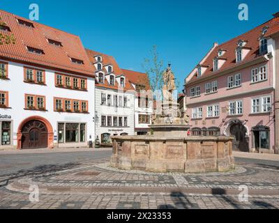 Der Hauptmarkt in der historischen Altstadt mit dem Schellenbrunnen, Gotha, Thüringen, Deutschland Stockfoto