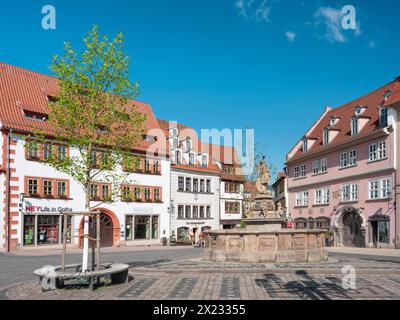 Der Hauptmarkt in der historischen Altstadt mit dem Schellenbrunnen, Gotha, Thüringen, Deutschland Stockfoto