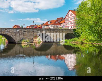 Steinbrücke über die Werra und Fachwerkhäuser in der historischen Altstadt von Allendorf, Hessisches Bergland, Werratal, Bad Stockfoto