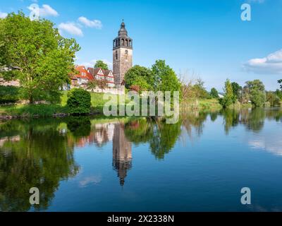 St. Crucis Kirche, Fachwerkhäuser und Stadtmauer in der historischen Altstadt von Allendorf, Reflexion in der Werra, Hessisches Hochland, Werra Stockfoto