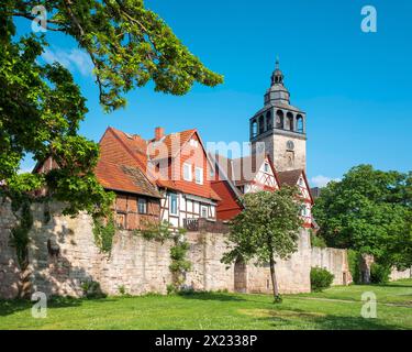 St. Crucis Kirche, Fachwerkhäuser und Stadtmauer von Allendorf, Hessisches Bergland, Werratal, Werra, Bad Sooden-Allendorf, Hessen, Deutschland Stockfoto