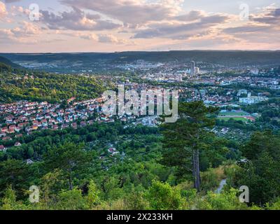 Blick auf die Stadt Jena vom Jenzig im Abendlicht, Saaletal, Thüringen, Deutschland Stockfoto