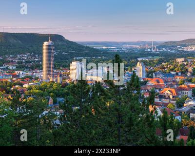 Blick auf die Stadt mit JenTower und Friedrich-Schiller-Universität, Blick vom Landgrafen, Jena, Saaletal, Thüringen, Deutschland Stockfoto