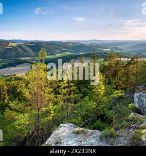 Blick von den Muschelkalk-Hängen bei Bad Blankenburg auf die typische Hügellandschaft mit Wäldern und Feldern am Abend, Bad Blankenburg Stockfoto