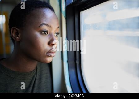 Frau, traurig und denkend durch Fenster im Zug für schlechtes Gedächtnis, Depression oder einsam in öffentlichen Verkehrsmitteln. Afrikanisches Mädchen, Person und müde vor Angst, verloren Stockfoto