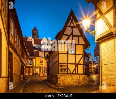 Enge Gasse mit Fachwerkhäusern und Kopfsteinpflaster bei Finkenherd in der historischen Altstadt bei Dämmerung, hinter dem Schlosshügel mit dem Stiftskollegium Stockfoto