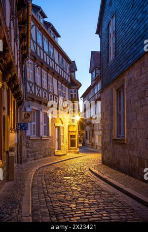 Enge Gasse mit Fachwerkhäusern und Kopfsteinpflaster in Finkenherd in der historischen Altstadt in der Dämmerung, Quedlinburg, UNESCO-Weltkulturerbe Stockfoto