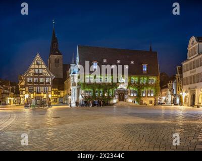 Der Marktplatz mit dem Rathaus und der Marktkirche St. Benediktii in der historischen Altstadt in der Abenddämmerung, UNESCO-Weltkulturerbe Stockfoto