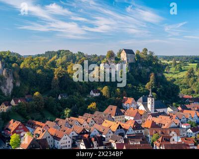 Blick auf Pottenstein mit Schloss, Kirche und Fachwerkhäusern, Stadtbild, Fränkische Schweiz, Fränkische Alb, Oberfranken, Franken Stockfoto