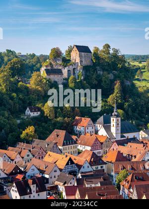 Blick auf Pottenstein mit Schloss, Kirche und Fachwerkhäusern, Stadtbild, Fränkische Schweiz, Fränkische Alb, Oberfranken, Franken Stockfoto