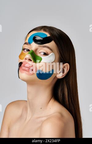 Eine schöne junge Frau mit Augenflecken im Gesicht, die eine kreative und künstlerische Verjüngung zeigt. Stockfoto