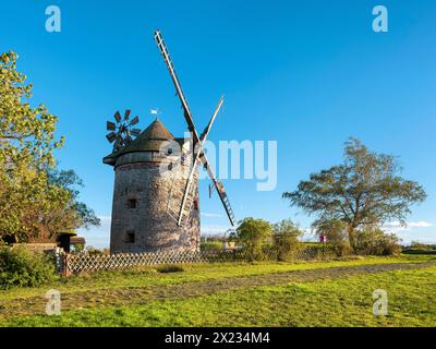 Alte Windmühle hinter einem Zaun, lange Schatten in der Abendsonne, Turmwindmühle, Endorf, Sachsen-Anhalt, Deutschland Stockfoto