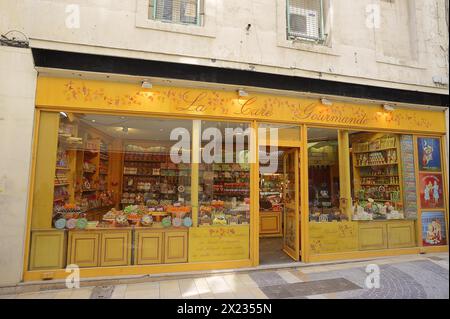 Süßwarengeschäft „La Cure Gourmande“, Eingang und Schaufenster, Avignon, Vaucluse, Provence-Alpes-Cote d'Azur, Südfrankreich, Frankreich Stockfoto