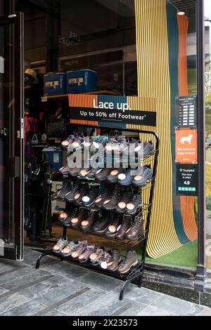 Günstige Schnürschuhe, Blacks Outdoor Shop, High Street, Lincoln City, Lincolnshire, England, Großbritannien Stockfoto