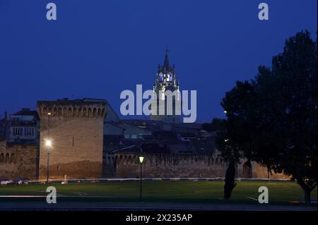 Alte Stadtmauer und Rathausturm bei Nacht, Avignon, Vaucluse, Provence-Alpes-Cote d'Azur, Südfrankreich, Frankreich Stockfoto