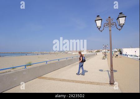 Frau an der Strandpromenade, Les Saintes-Maries-de-la-Mer, Camargue, Bouches-du-Rhone, Provence-Alpes-Cote d'Azur, Südfrankreich, Frankreich Stockfoto