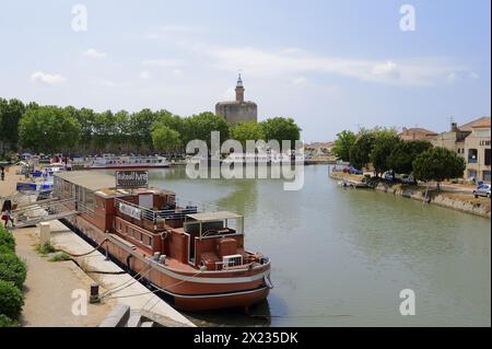 Schiff im Hafen und befestigter Wehrturm Tour de Constance, Aigues-Mortes, Camargue, Gard, Languedoc-Roussillon, Südfrankreich, Frankreich Stockfoto