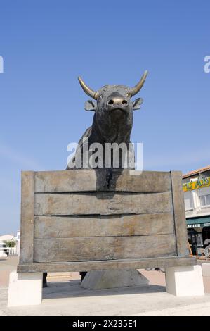 Statue eines Stiers der Camargue, Les Saintes-Maries-de-la-Mer, Camargue, Bouches-du-Rhone, Provence-Alpes-Cote d'Azur, Südfrankreich, Frankreich Stockfoto