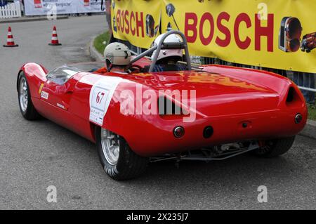 Ein roter offener Rennwagen mit einem Fahrer im Vollgang, SOLITUDE REVIVAL 2011, Stuttgart, Baden-Württemberg, Deutschland Stockfoto