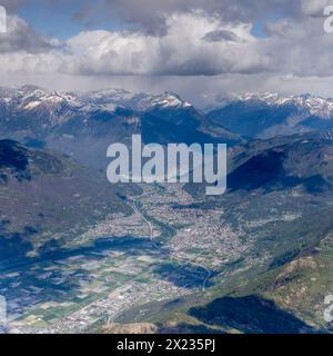 Luftlandschaft, von einem Segelflugzeug aus, von Bellinzona historische Stadt und Tessin Tal, aufgenommen von Süd/West im hellen Frühlingslicht unter einem cl Stockfoto