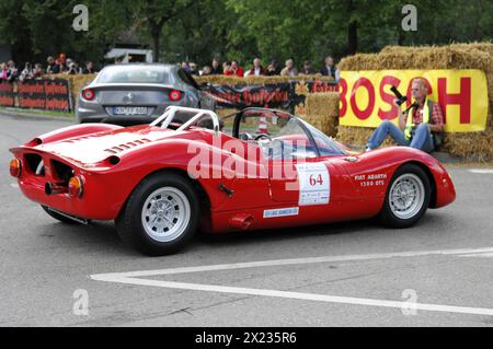 Rückansicht eines roten Fiat Abarth Rennwagens auf einer Rennstrecke mit Strohballen, SOLITUDE REVIVAL 2011, Stuttgart, Baden-Württemberg, Deutschland Stockfoto