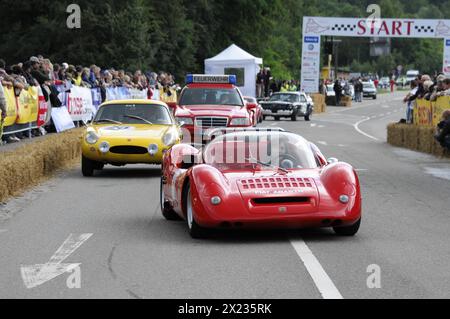 Oldtimer bereiten sich auf ein Rennen vor, umgeben von Zuschauern und Strohballen, SOLITUDE REVIVAL 2011, Stuttgart, Baden-Württemberg, Deutschland Stockfoto