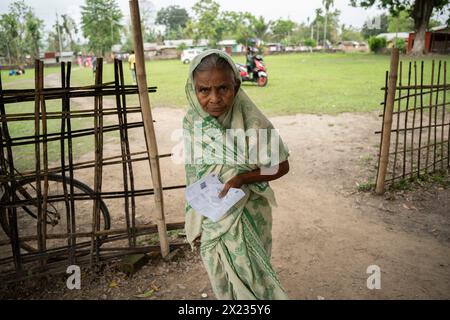 19. April 2024: BOKAKHAT, INDIEN – 19. APRIL: Eine ältere Frau kommt in einem Wahlhaus an, um ihre Stimme während der ersten Phase der indischen Parlamentswahlen am 19. April 2024 in Bokakhat, Assam, Indien abzugeben. Fast eine Milliarde Indianer stimmen ab heute in sechswöchigen Parlamentswahlen für die Wahl einer neuen Regierung. (Kreditbild: © David Talukdar/ZUMA Press Wire) NUR REDAKTIONELLE VERWENDUNG! Nicht für kommerzielle ZWECKE! Stockfoto