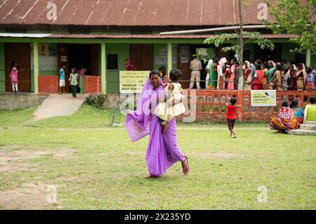 19. April 2024: BOKAKHAT, INDIEN – 19. APRIL: Die Wähler kehren nach der Wahl während der ersten Phase der indischen Parlamentswahlen am 19. April 2024 in Bokakhat, Assam, Indien, zurück. Fast eine Milliarde Indianer stimmen ab heute in sechswöchigen Parlamentswahlen für die Wahl einer neuen Regierung. (Kreditbild: © David Talukdar/ZUMA Press Wire) NUR REDAKTIONELLE VERWENDUNG! Nicht für kommerzielle ZWECKE! Stockfoto