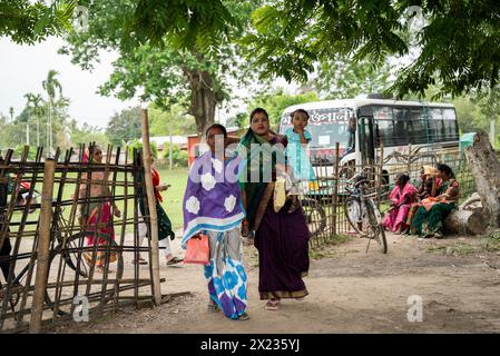 19. April 2024: BOKAKHAT, INDIEN - 19. APRIL: Die Wähler kommen in einer Wahlstation an, um ihre Stimmen während der ersten Phase der indischen Parlamentswahlen am 19. April 2024 in Bokakhat, Assam, Indien abzugeben. Fast eine Milliarde Indianer stimmen ab heute in sechswöchigen Parlamentswahlen für die Wahl einer neuen Regierung. (Kreditbild: © David Talukdar/ZUMA Press Wire) NUR REDAKTIONELLE VERWENDUNG! Nicht für kommerzielle ZWECKE! Stockfoto