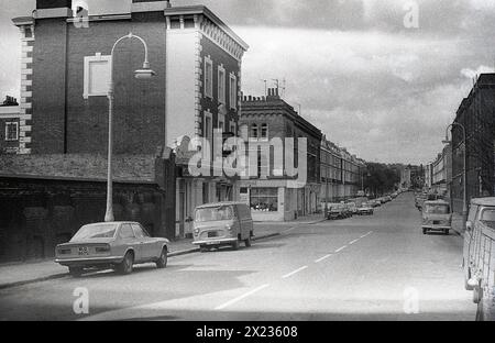 Um 1970, historisch, The Engineer Pub, in dieser Zeit eine Charringtons Brauerei Publishing House, in der Gloucester Ave, an der Ecke Princess Road, Primrose Hill, London, NW1, England, UK. Der Pub stammt aus dem Jahr 1849, das dreistöckige Gebäude war noch früher. Autos und kleine Bedford-Lieferwagen aus der damaligen Zeit parken auf der Straße. Stockfoto