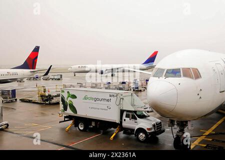 AUGUSTO C. SANDINO Airport, Managua, Nicaragua, Catering Vehicle von Gate Gourmet liefert Service zu einem Delta Airlines Flugzeug in Mittelamerika Stockfoto