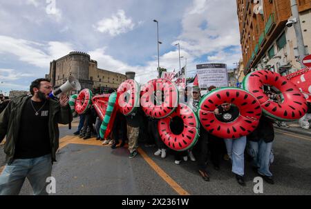 Neapel, Italien. April 2024. Jugendliche protestieren mit Lebensretter gegen die G7 in Capri, um gegen den Krieg gegen Palästinenser im Nahen Osten zu demonstrieren Credit: Independent Photo Agency/Alamy Live News Stockfoto