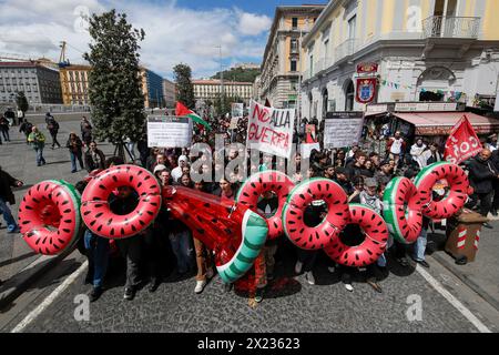 Neapel, Italien. April 2024. Jugendliche protestieren mit Lebensretter gegen die G7 in Capri, um gegen den Krieg gegen Palästinenser im Nahen Osten zu demonstrieren Credit: Independent Photo Agency/Alamy Live News Stockfoto