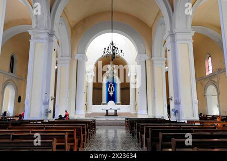 Kathedrale Nuestra Senora de la Asuncion, Altstadt, Granada, Nicaragua, Eine Reihe von Bänken führt zum Altar einer hell erleuchteten Kirche in Mittelamerika Stockfoto