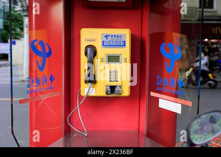 Shanghai, China, Asien, Rote öffentliche Telefonbox mit chinesischen Schriftzeichen und Reflexionen in Glas, Volksrepublik China Stockfoto