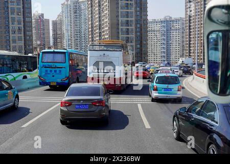 Verkehr in Shanghai, Shanghai Shi, Volksrepublik China, dichten Verkehr mit Bussen und Autos in einer städtischen Umgebung bei Tageslicht, Shanghai Stockfoto