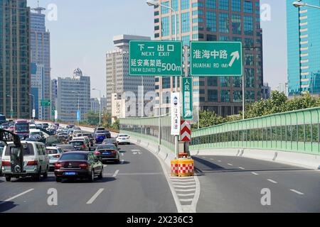 Verkehr in Shanghai, Shanghai Shi, Volksrepublik China, Stadtautobahn mit Wegweisern, umgeben von Wolkenkratzern und klarem Himmel, Shanghai Stockfoto