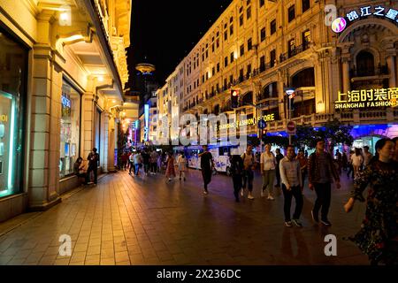 Abendlicher Spaziergang durch Shanghai zu den Sehenswürdigkeiten, Shanghai, auf einer geschäftigen Straße mit Geschäften und Passanten, Shanghai, Volksrepublik China Stockfoto