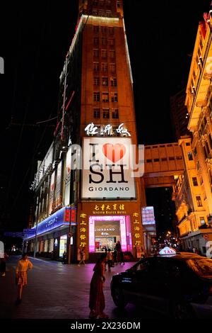 Abendlicher Spaziergang durch Shanghai zu den Sehenswürdigkeiten, Shanghai, beleuchtete Gebäudefassade mit Reklametafeln bei Nacht, Shanghai, Volksrepublik China Stockfoto